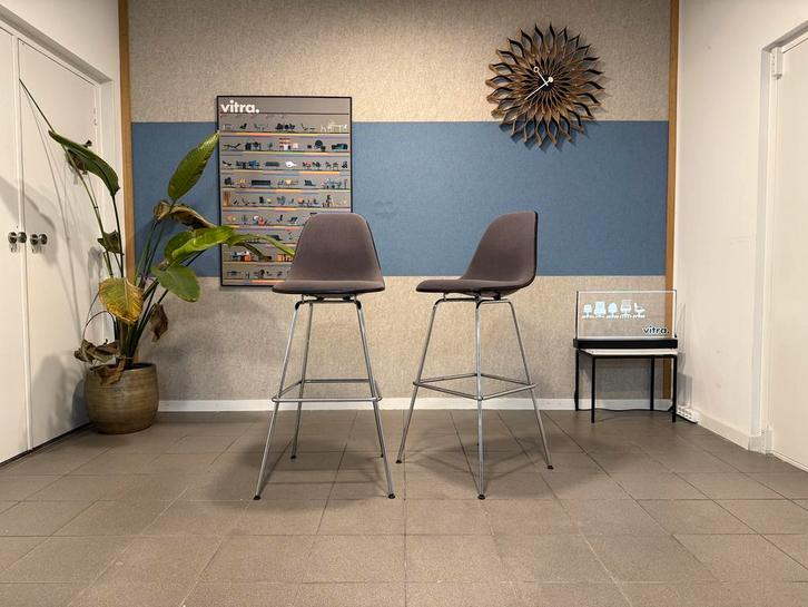 Vitra · Eames · Zwart Fiberglass Barkruk · Grijs Hopsak