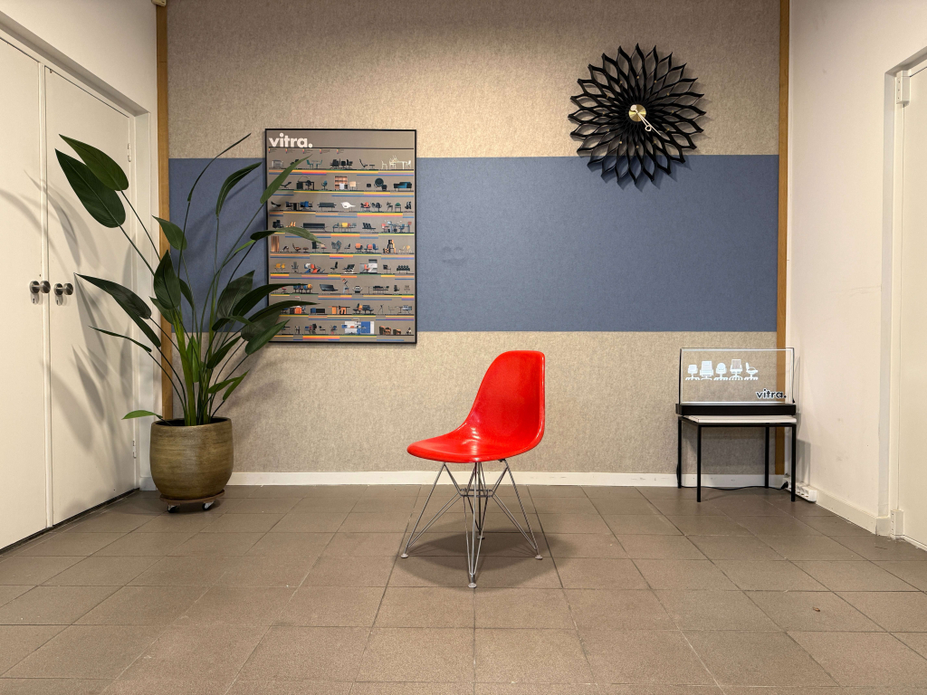 Vitra · Eames · DSR · Crimson Red Fiberglass