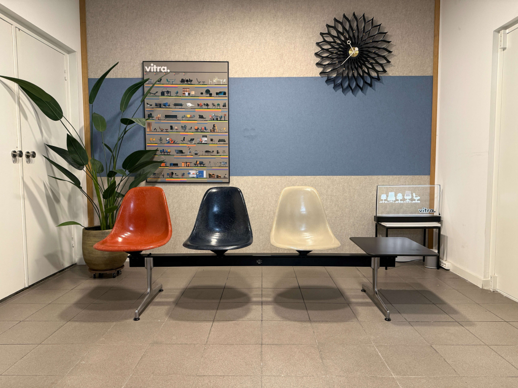 Vitra · Eames · Tandem Seating · Fiberglass & Tafeltje