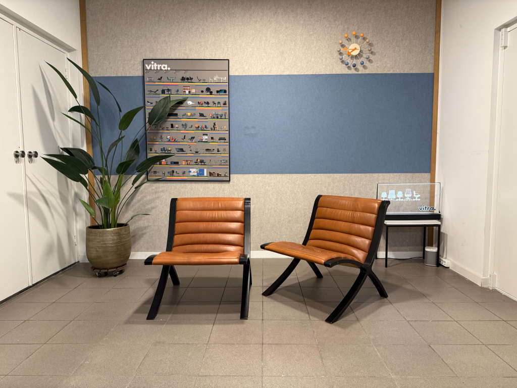 Fritz Hansen · Hvidt & Mølgaard · AX Chair · Bruin Leder