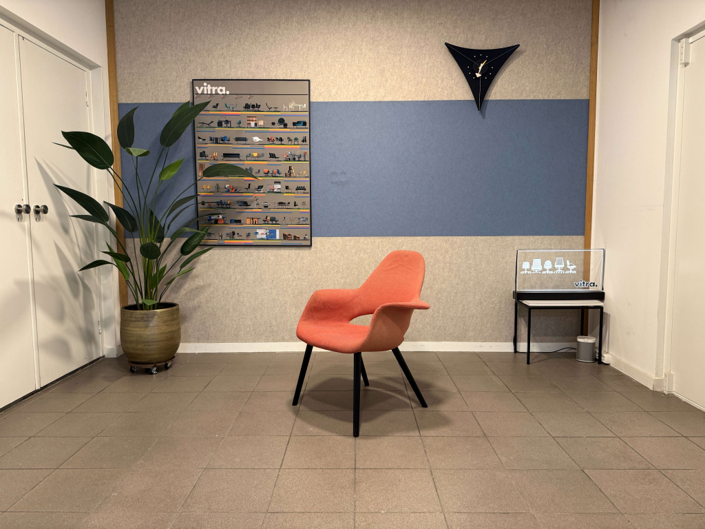 Vitra · Eames & Saarinen · Organic Chair · Roze