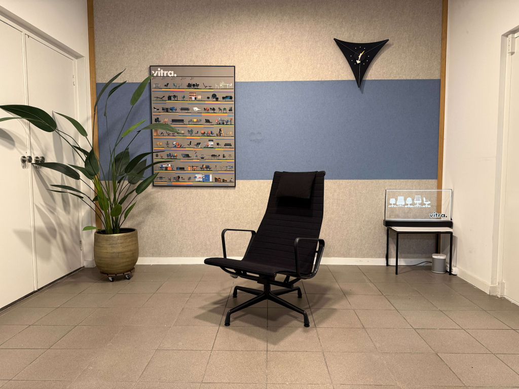 Vitra · Eames · EA124  Fauteuil · Black on Black