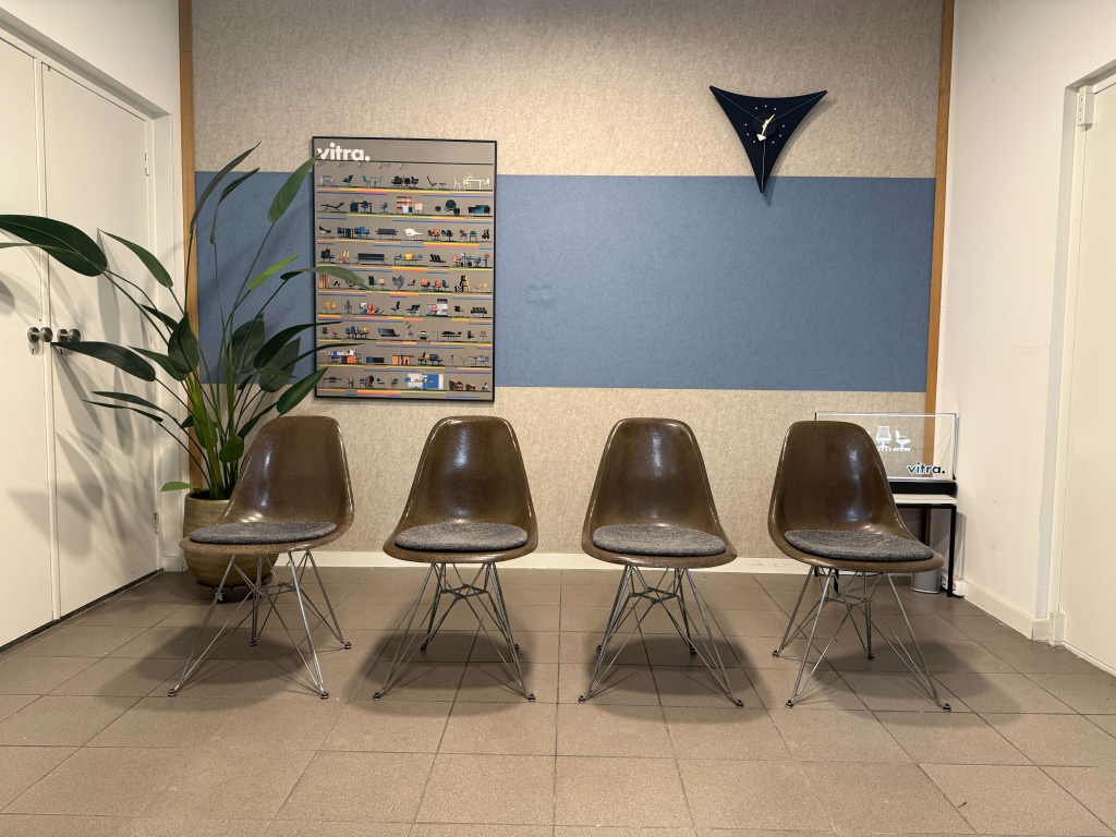 Herman Miller · Eames · DSR · Tan Dark Fiberglass