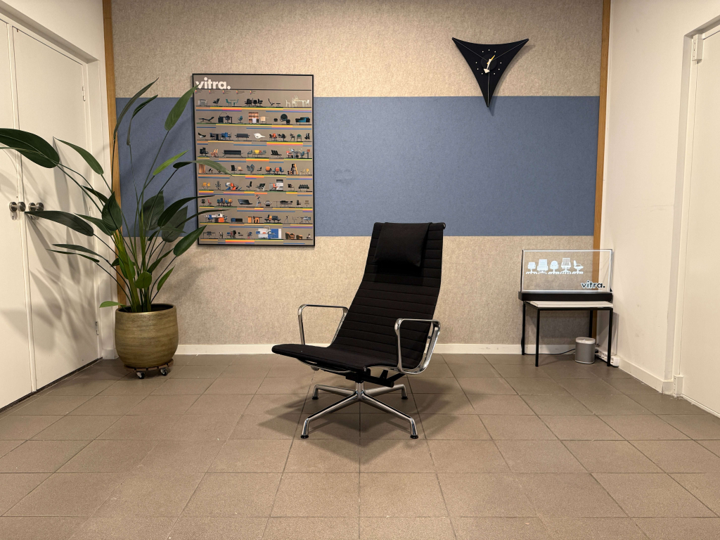 Vitra · Eames · EA124 · Zwart Hopsak & Chrome